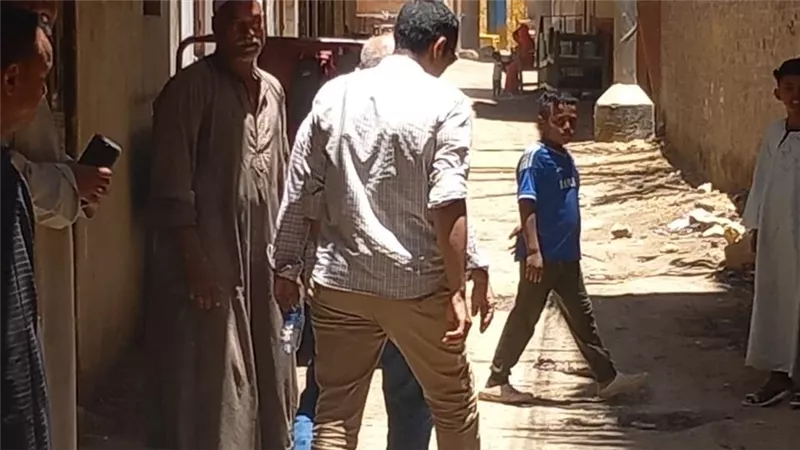 لجنة من محافظ الاقصر لمعاينة أزمة الصرف الصحي بقري النمسا والعضايمة