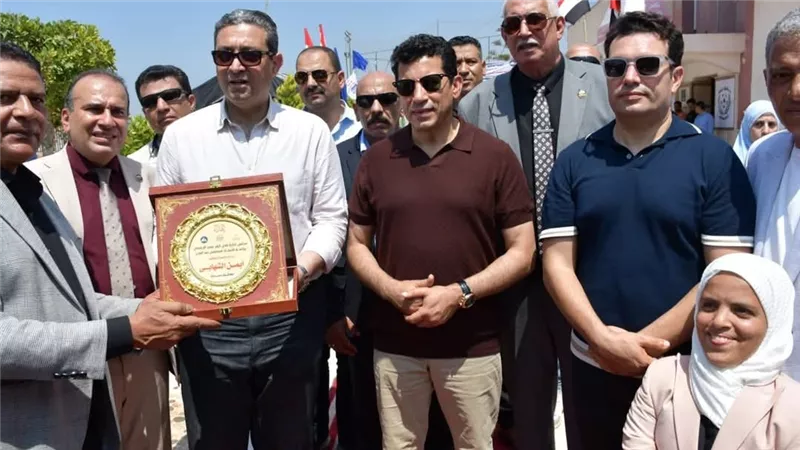 وزير الشباب ومحافظ دمياط يفتتحان ملعب كرة القدم والمبنى الاجتماعي |صور