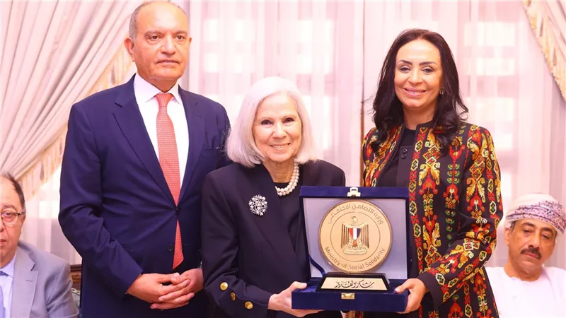 وزيرة التضامن تكرم السفيرة هيفاء أبو غزالة تقديرًا لجهودها 