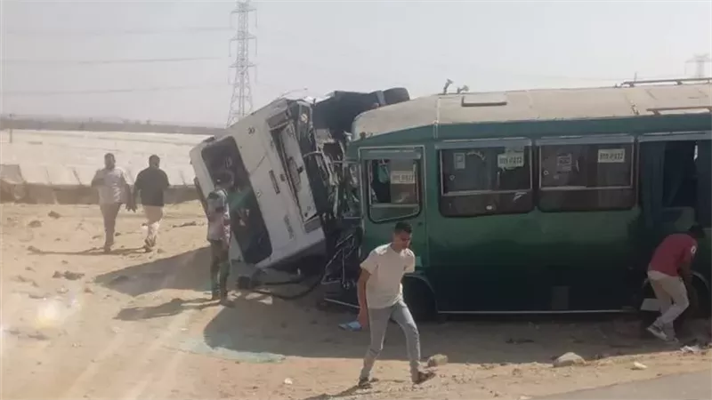 إصابة 14 شخصا في حادث تصادم أتوبيس وسيارة نقل أعلى محور الضبعة