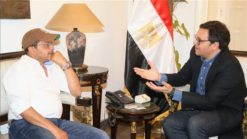 وزير الثقافة يلتقي النجم محمد هنيدي لبحث تقديم عروض مسرحية بالمحافظات