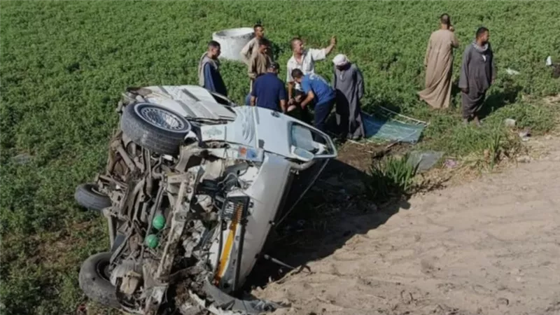 نتيجة تهور السائق.. إصابة 10 أشخاص إثر انقلاب ميكروباص بصحراوي المنيا| أسماء