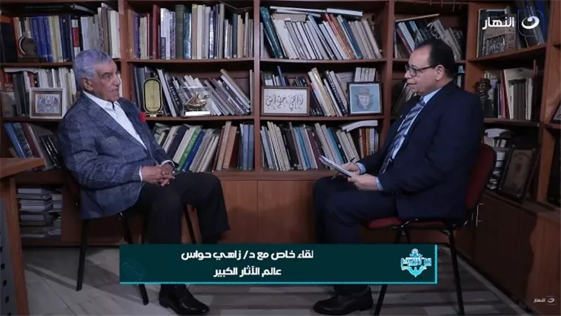بسبب كليوباترا .. زاهى حواس يهاجم «نتفليكس» وزوجة الفنان ويل سميث 