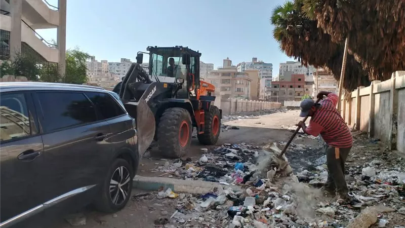 رفع الاشغالات وتكثيف النظافة.. استعدادات حى الأربعين لاستقبال الامتحانات 