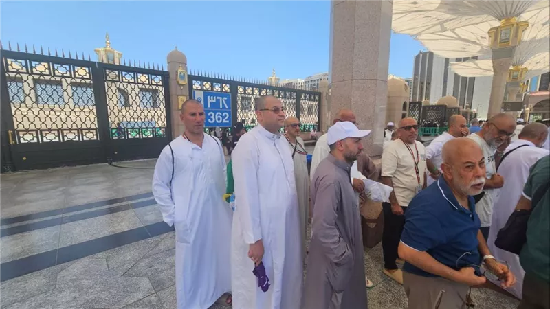 بعثة حج الجمعيات تُيسر زيارة الروضة الشريفة للحجاج