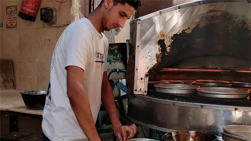 الهجرة إلى الجنوب.. شباب أسيوطي يبدع في عمل الفطير بجوار مسجد وضريح القنائي