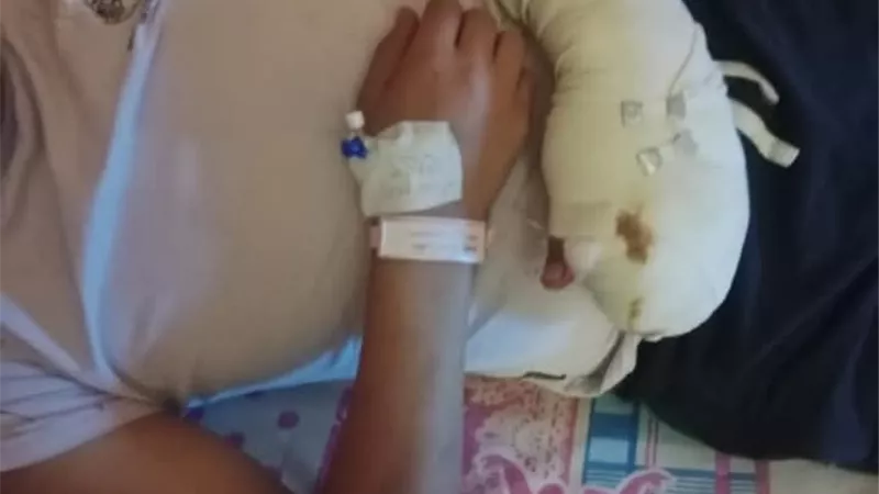 شاب يفقد قدرته على العمل ويستغيث: عامل طعنني بسلاح أبيض من غير سبب