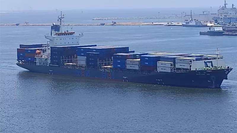 ميناء الإسكندرية يستقبل سفينة الحاويات العملاقة MAERSK HONG KONG |صور