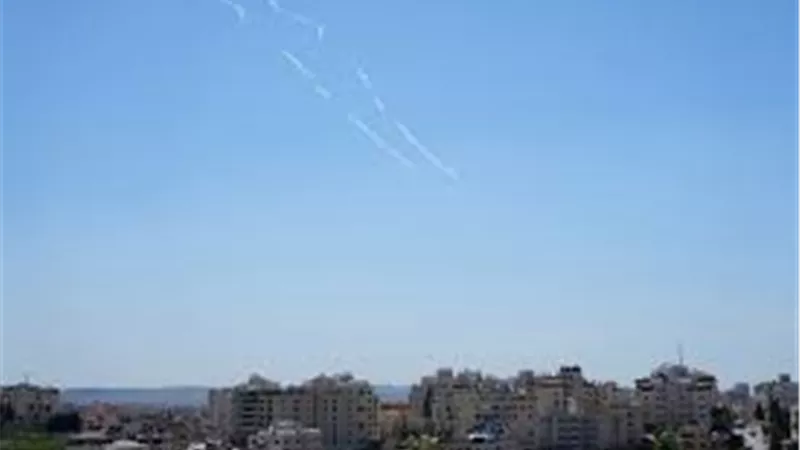 صاروخ باليستي من اليمن يُطلق صفارات الإنذار في القدس والضفة الغربية