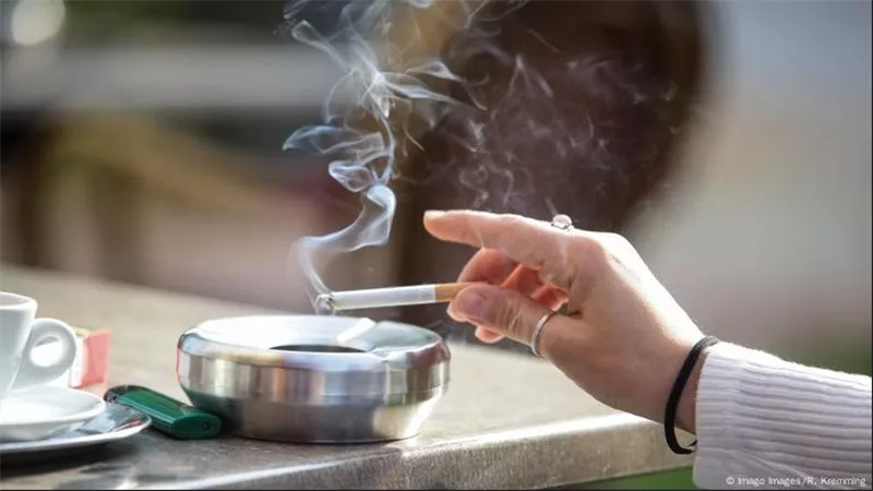 نكهات الموت .. كيف تُغري شركات التبغ الشباب بمنتجات قاتلة؟