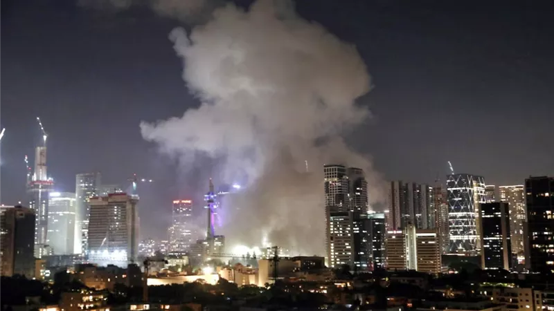 صاروخ إيراني يدمر جزئيًا برجًا من 50 طابقًا في تل أبيب