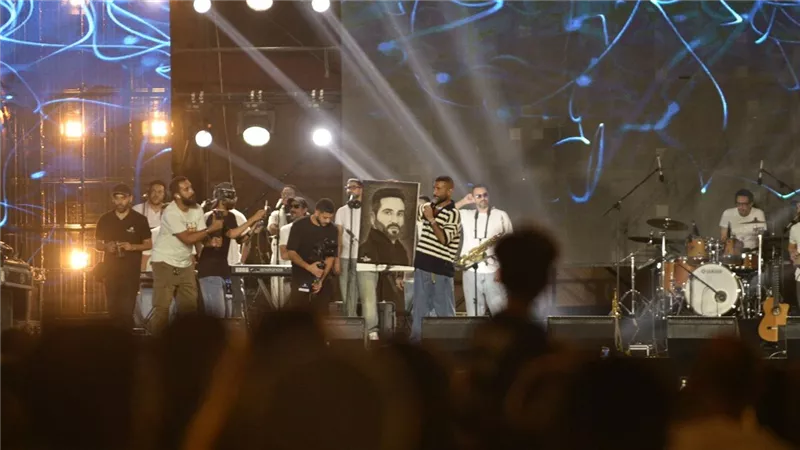 خلال حفل نادي الشمس.. هدية مفاجئة من معجبة لأحمد سعد 