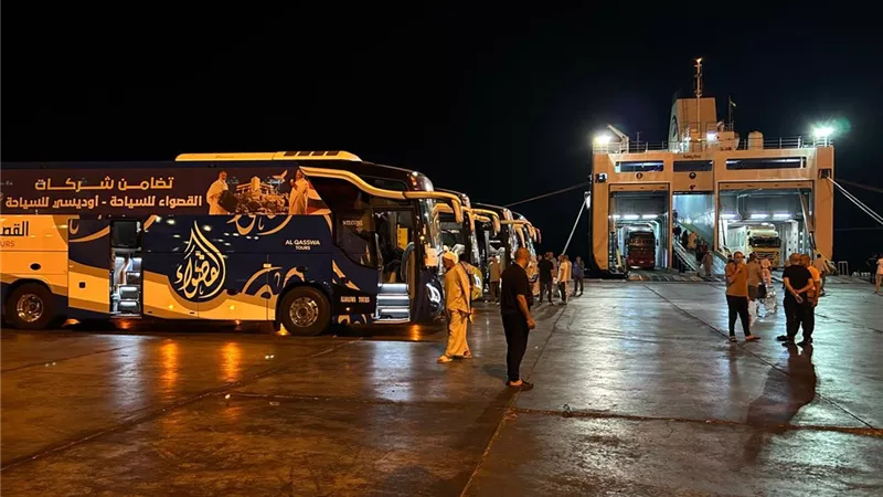 وصول 306 حاج و7 باصات لميناء نويبع البحري من حجاج البر