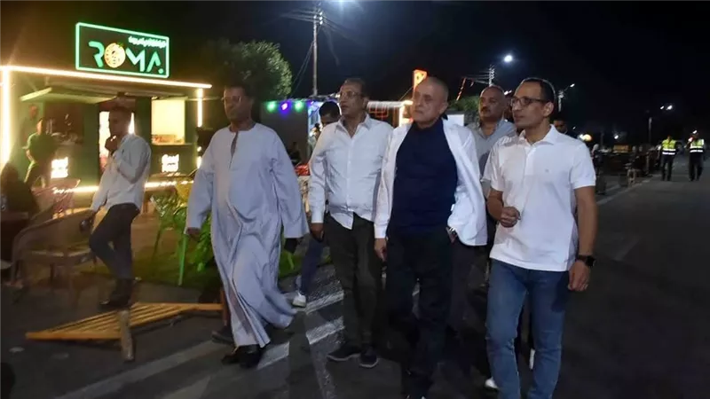 محافظ الأقصر يتجول ليلاً بجزيرة العوامية ويستمع لمطالب شباب عربات الطعام