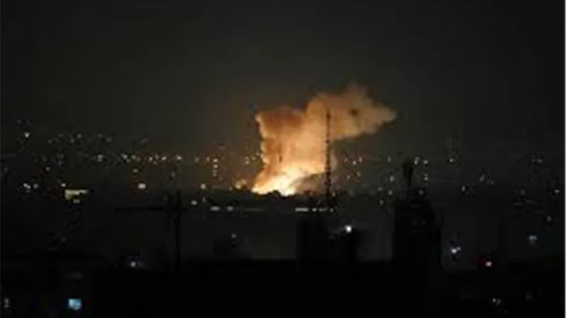 إصابة 21 شخصًا بينهم حالتان خطيرتان في هجوم صاروخي إيراني على تل أبيب
