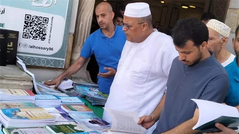 رواد مسجد الحصري يشيدون بمعرض المجلس الأعلى للشئون الإسلامية للكتاب