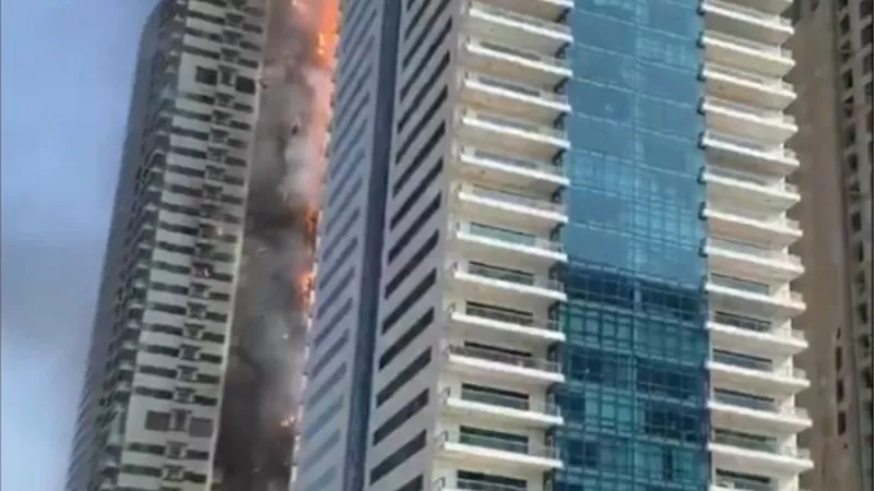 حريق يلتهم برجًا من 67 طابقًا في دبي والدفاع المدني يخمدها في 6 ساعات