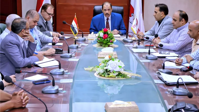 محافظ سوهاج يعقد اجتماع موسعا لبحث الموقف التنفيذي لمشروعات كورنيش أخميم 