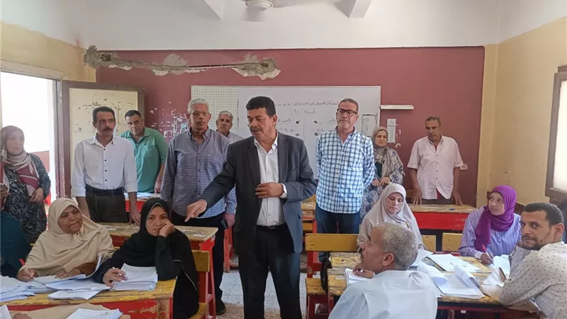 مدير التعليم العام بسوهاج يتفقد أعمال تصحيح ورصد نتائج الشهادة الإعدادية
