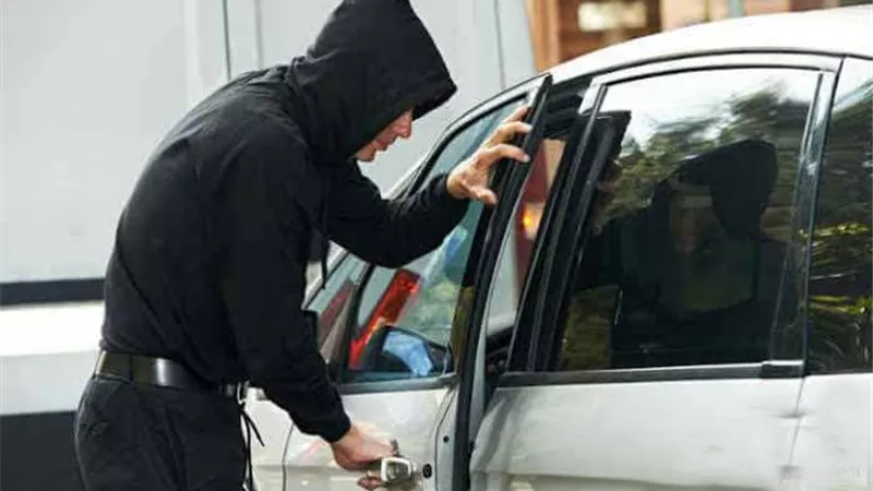 جريمة داخل سيارة ذكية.. سرقة مسن عربي على يد شقيقتين وسائق بأكتوبر
