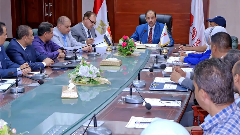 محافظ سوهاج يعقد اجتماعًا لوضع خطط تشغيل الأسواق الحضرية الجديدة واستغلالها 