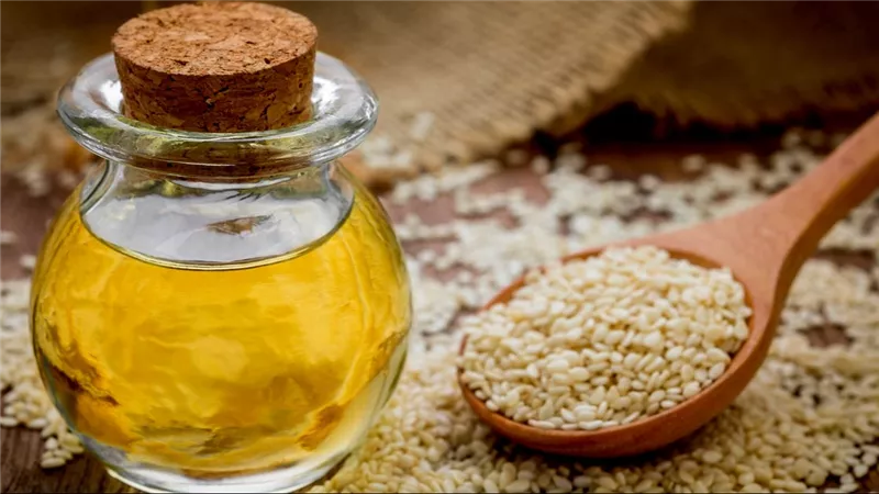زيت السمسم.. سر الصحة والجمال الطبيعي في زجاجة واحدة