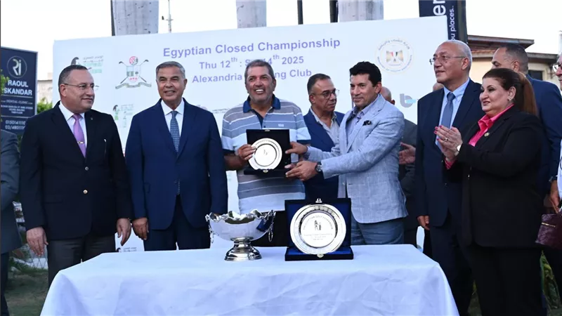 وزير الشباب والرياضة ومحافظ الإسكندرية يسلمان جوائز بطولة مصر المغلقة للجولف 