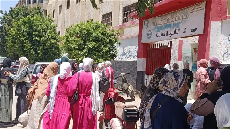 توافد طلاب الثانوية العامة على لجان الامتحانات بالفيوم