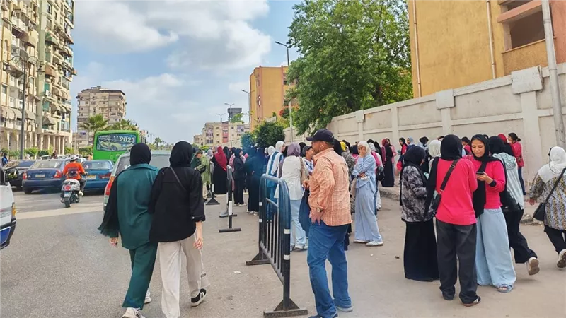 أستاذ طب نفسي: انتظار الأمهات أمام المدارس يخرج جيلا هشا