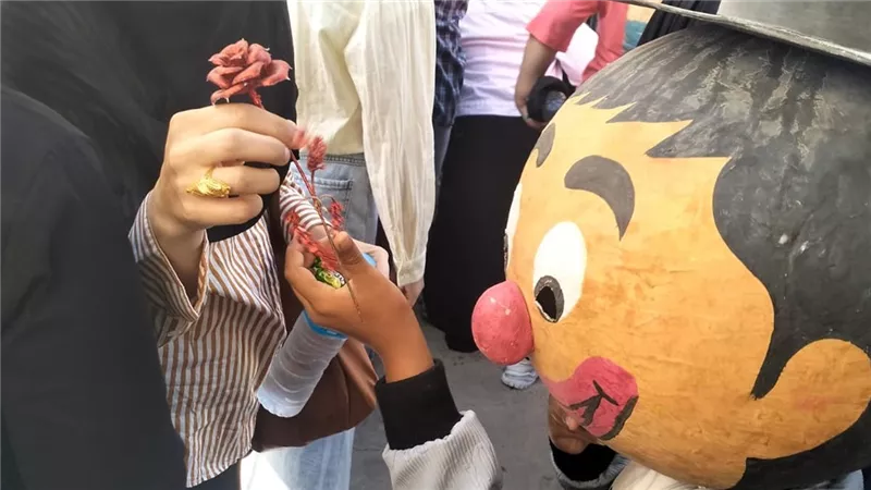 الثانوية العامة بالفيوم.. ورد وشيكولاته ومياه معدنية لطلاب الثانوية العامة