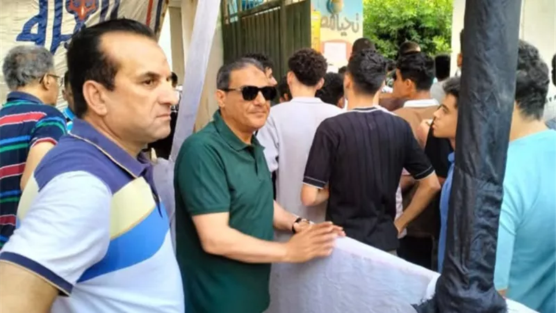 في أول أيام امتحانات الثانوية العامة.. رئيس مدينة كوم يوزع المياه على الطلاب