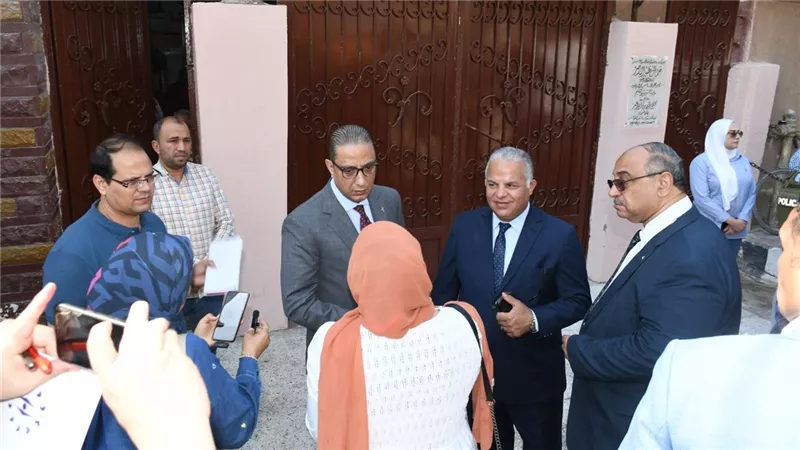 في لفتة إنسانية.. محافظ الفيوم يستمع لشكوى إحدى الطالبات ويوجه باتخاذ ما يلزم 