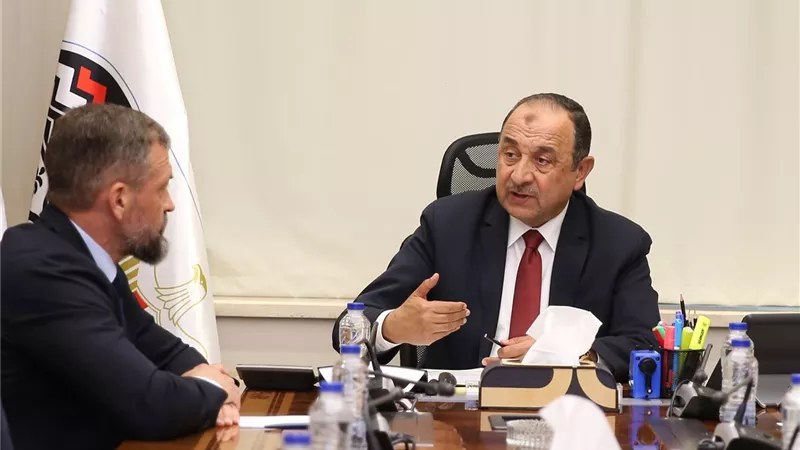 وزير قطاع الأعمال يبحث مع تحالف