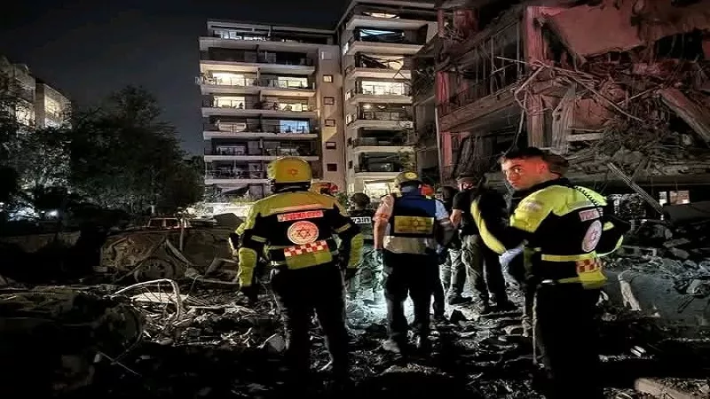 توتر متصاعد .. إسرائيل تطالب بالبقاء قرب الملاجئ وإيران تعلن دمارًا واسعًا 