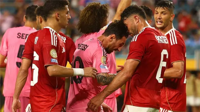 محمد صلاح يدافع عن ياسر إبراهيم بعد اعتداء ميسي في مونديال الأندية