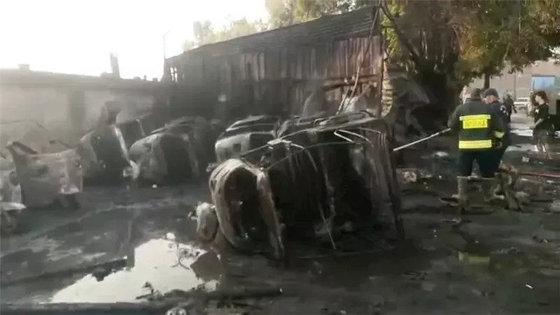 مصدر رزق الناس راح.. حريق هائل يلتهم 55 توك توك داخل جراج في طنطا