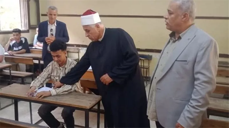 رئيس الإدارة المركزية لمنطقة القليوبية الأزهرية يتفقد لجان الامتحانات 