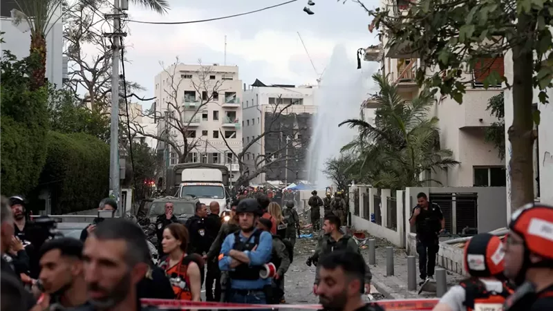 بسبب صاروخ إيراني.. أضرار طفيفة قرب السفارة الأمريكية في تل أبيب دون إصابات