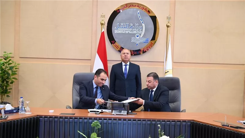 وزير النقل يشهد توقيع عقد ترخيص شركة 