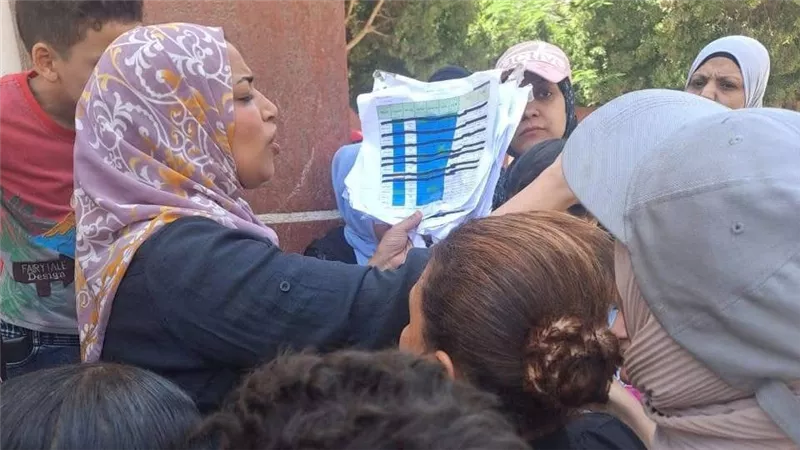 غضب بين أولياء الأمور بسبب طريقة إعلان نتيجة الابتدائية بمدرسة أحمد زويل 