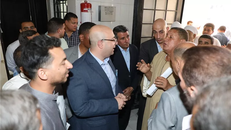 محافظ بني سويف يوجه بحلول لمطالب واحتياجات وشكاوى أهالي كوم أبو خلاد