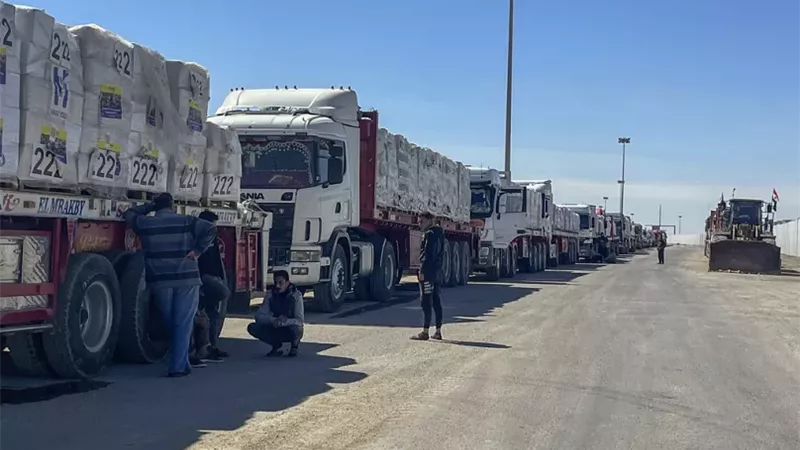متحدث «الصحة العالمية»: مئات الشاحنات تنتظر خارج معبر كرم شالوم لدخول غزة