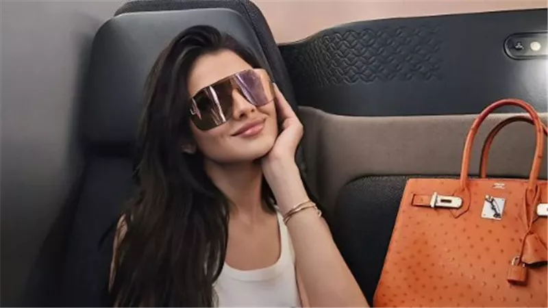 بصورة من الطائرة.. مي عمر: «العودة إلى المنزل بسلام» بعد زيارة قطر