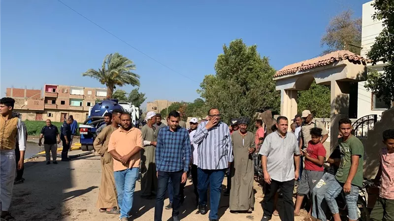 مياه سوهاج تدفع بـ 21 معدة لاحتواء أزمة غرق منازل نجع الدير بالصرف الصحي