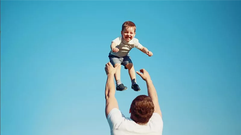 «بلاش تخضوا عيالكم».. طبيب يوضح مخاطر المفاجآت على الطفل