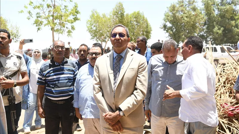 محافظ قنا يشرف على استخراج الضـ ـحايا من أسفل أنقاض عقار دندرة المنهار