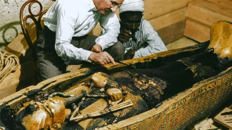 انفراد.. مصدر يكشف سر الـ139 قطعة الزائدة بآثار الملك توت عنخ آمون