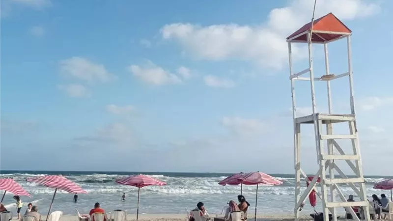 ممنوع نزول البحر.. رفع الرايات الحمراء بشواطئ الإسكندرية بسبب ارتفاع الأمواج