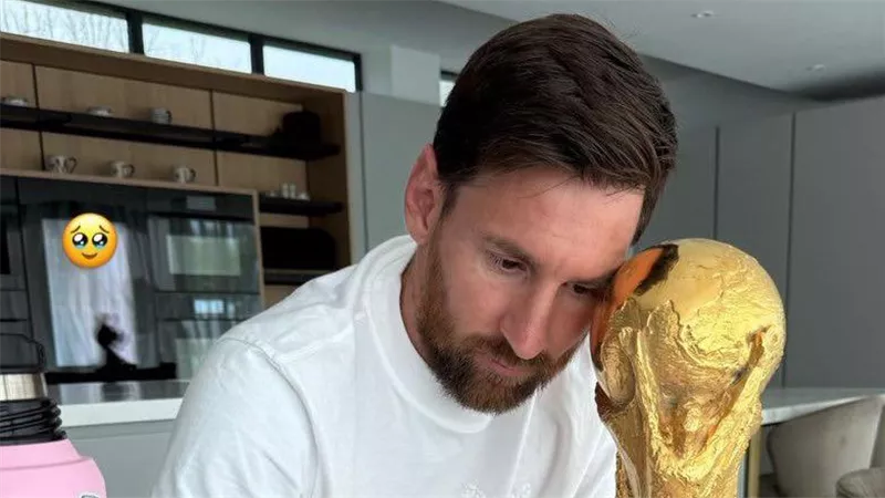لحظة هدوء أسطورية.. «أنتونيلا» تنشر صورة ميسي مع كأس العالم