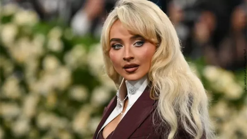 سابرينا كاربنتر تتألق بإطلالة براقة في حملة فيرساتشي لصيف 2025